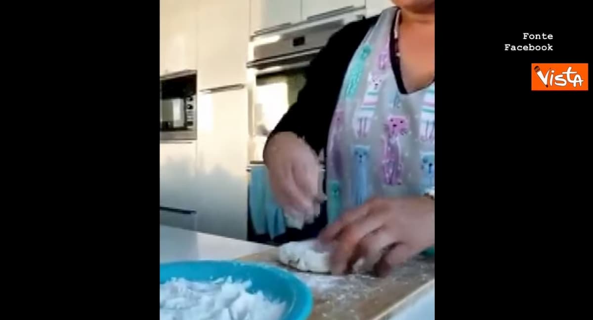 Prova a fare il pane al formaggio in casa, ma finisce male VIDEO