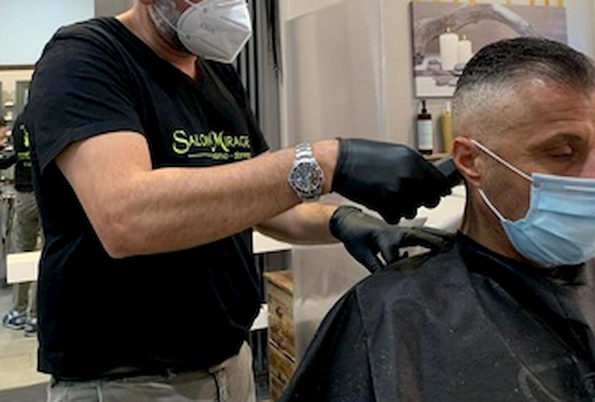 Salvo Binetti, parrucchiere a Molfetta riapre a mezzanotte: "Non riuscivo a dormire"