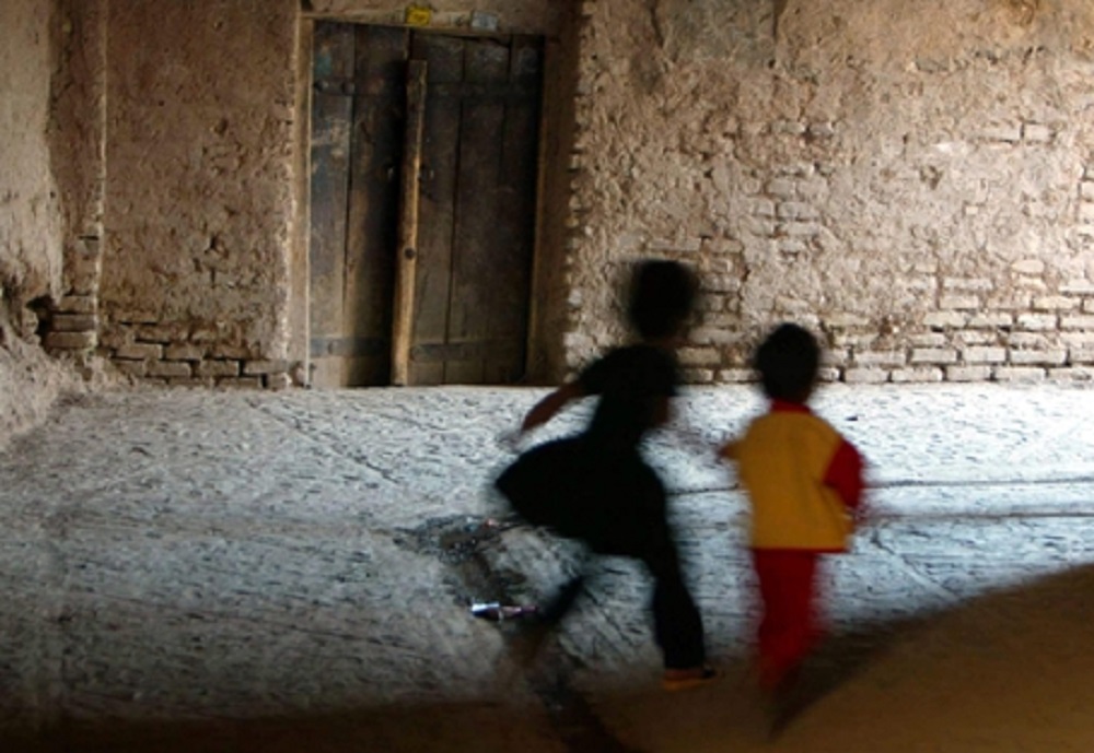 Droga e abusa di una bimba, filma tutto e mette il video on line. Arrestato