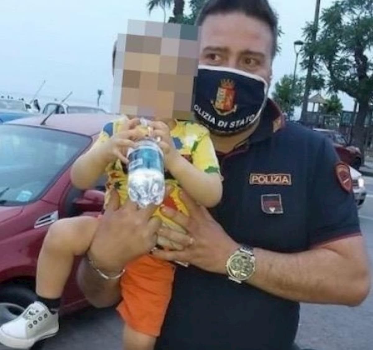 Torre Annunziata, bimbo di 2 anni salvato da poliziotti: stava soffocando con una patatina