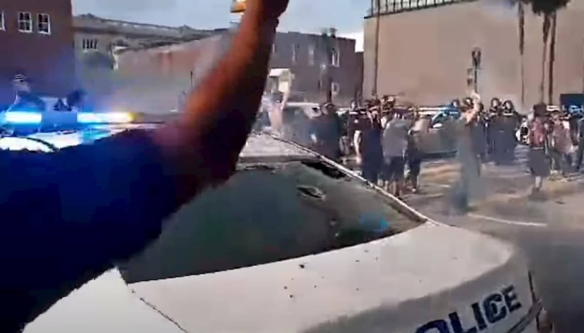 Poliziotto pugnalato a Jacksonville durante le proteste per la morte di George Floyd