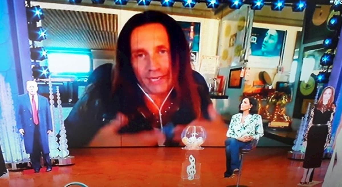 Povia a Vieni da Me: "Amo le pulizie, sono un gay mancato". Vladimir Luxuria lo accusa, lui ci scrive una canzone