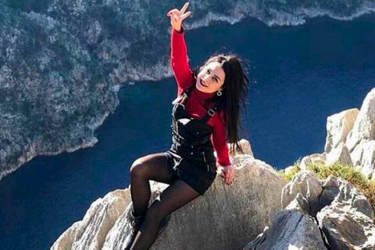 Foto in cima ad una cascata per festeggiare la fine del lockdown: 31enne precipita e muore