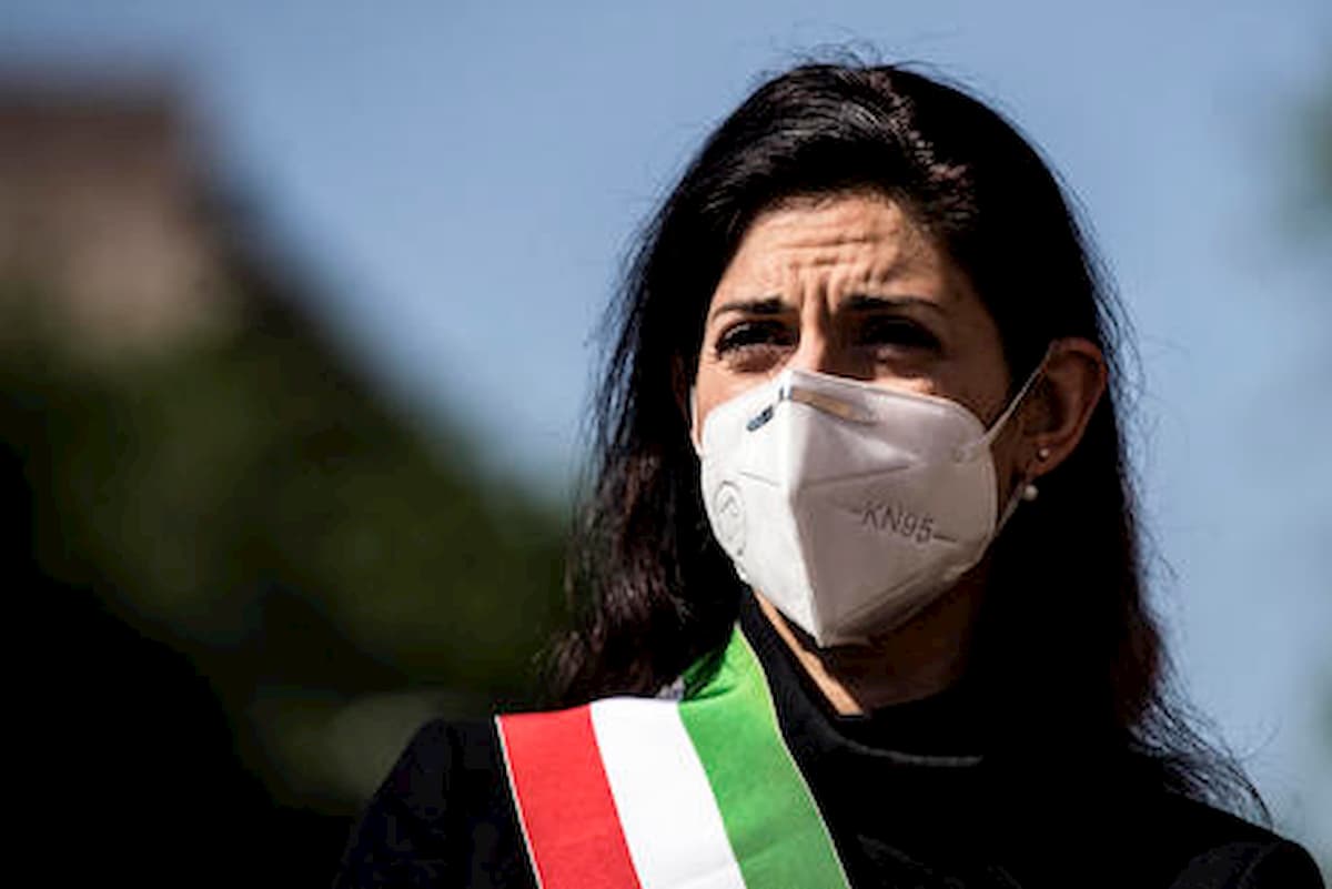 Ostia, Virginia Raggi contestata da Casapound. Paolo Ferrara (M5s): "Anche minacce di morte"