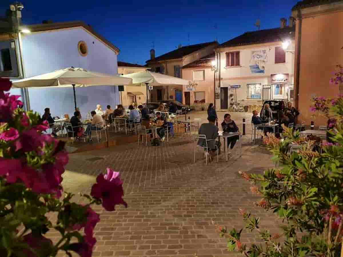 Rimini: ristorante Retroborgo può mettere più tavolini fuori, il vicino glieli ribalta con l'auto