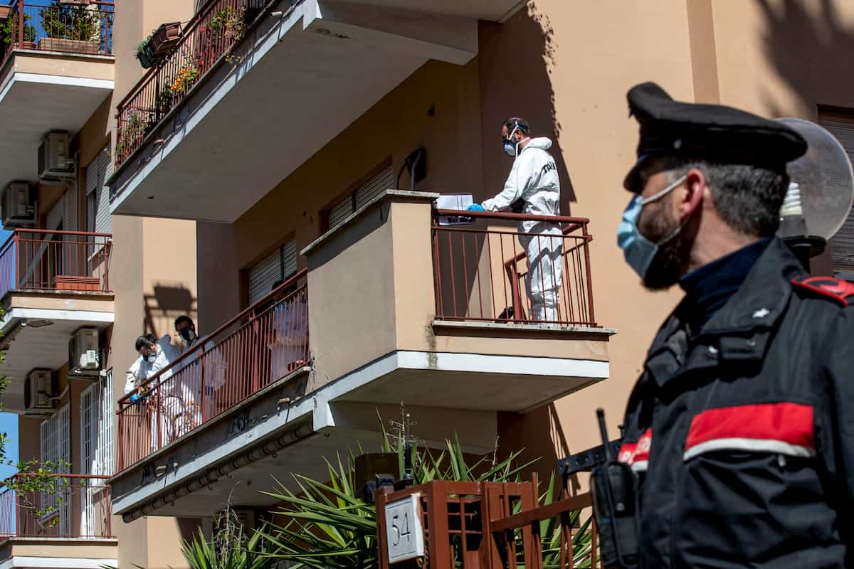 Roma, brucia il corpo del compagno morto da un mese: "Non sapevo cosa fare". Arrestata una 71enne