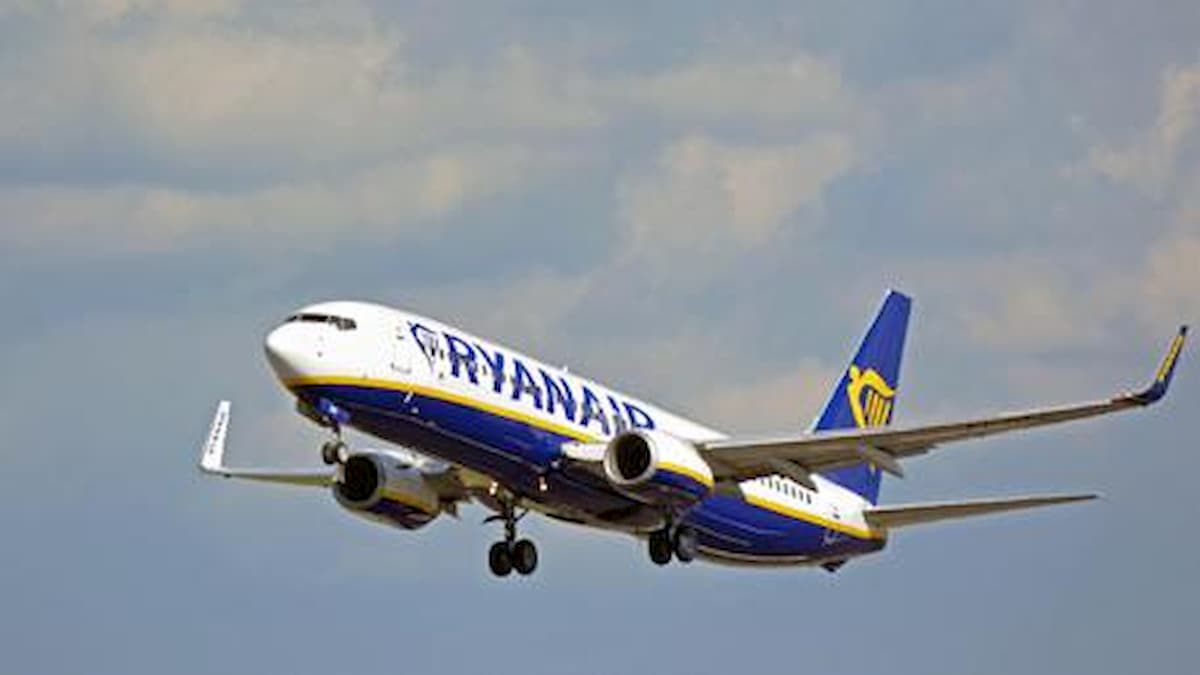 Ryanair prevede di tagliare 3mila posti. Compagnie Usa: "Mascherine obbligatorie in aereo"