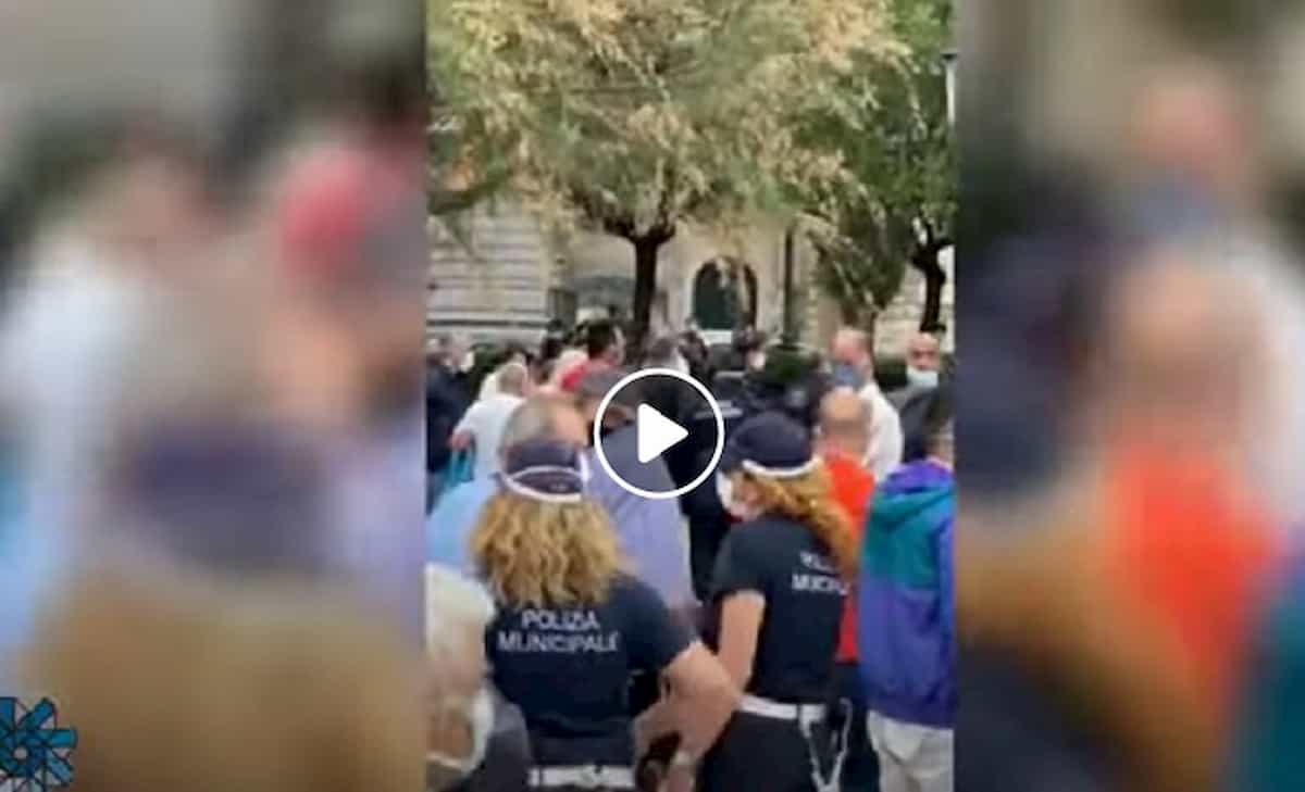 Salerno, rissa coi vigili per le mascherine sul lungomare. De Luca: "Cafone". E loro rispondono... VIDEO