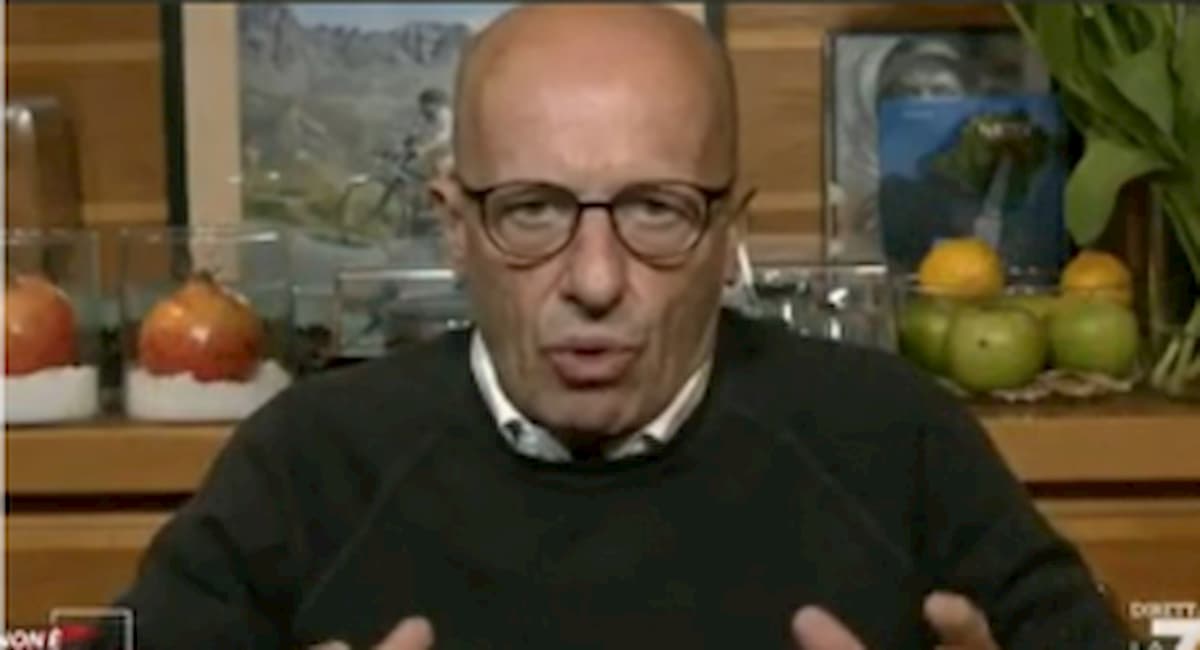Alessandro Sallusti e le verdure alle sue spalle durante i collegamenti: "La mia compagna..."