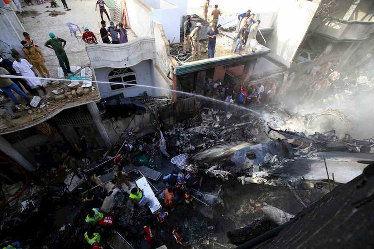 Pakistan, 97 morti nello schianto aereo di Karachi. Due sopravvissuti