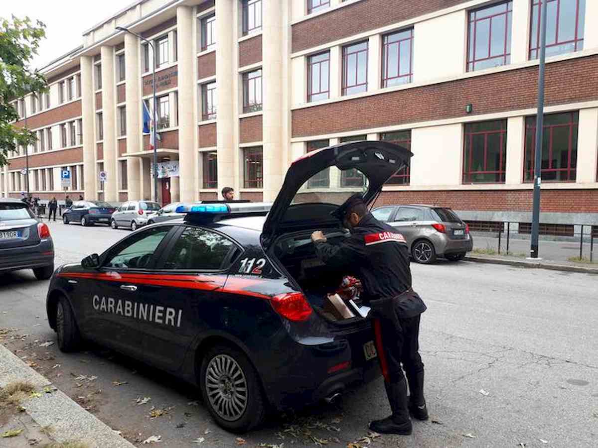 Milano, il piccolo Leonardo precipitato dalle scale a scuola. Pm: "Morto per negligenza". Maestre e bidella accusate di omicidio colposo