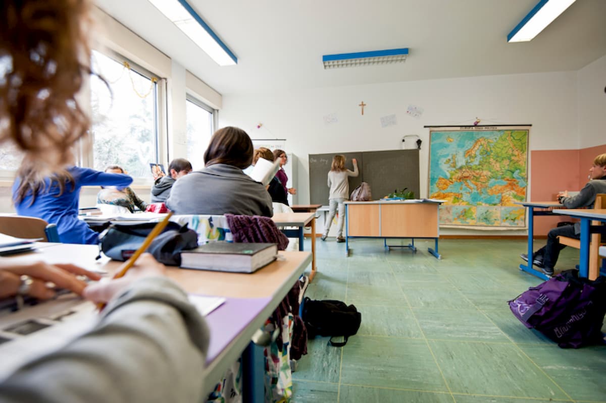 Scuola, si potrà bocciare? Il ministro Azzolina: "I troppo carenti sì. Ma promossi anche sotto il 6"