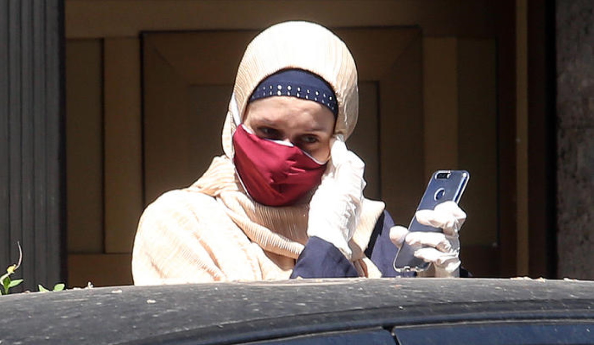 Silvia Aisha Romano, prima uscita di casa dopo la quarantena VIDEO