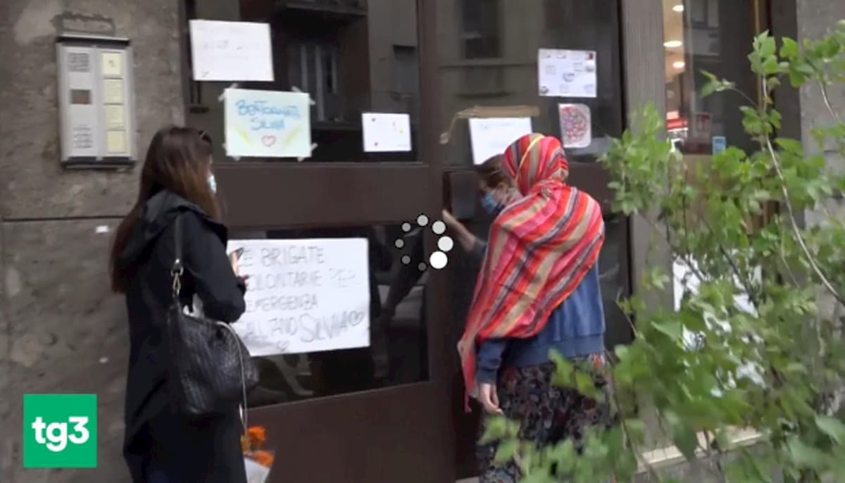 Silvia Romano, anche una poesia sul portone di casa: "Perdonali perché non sanno quale dio pregare"