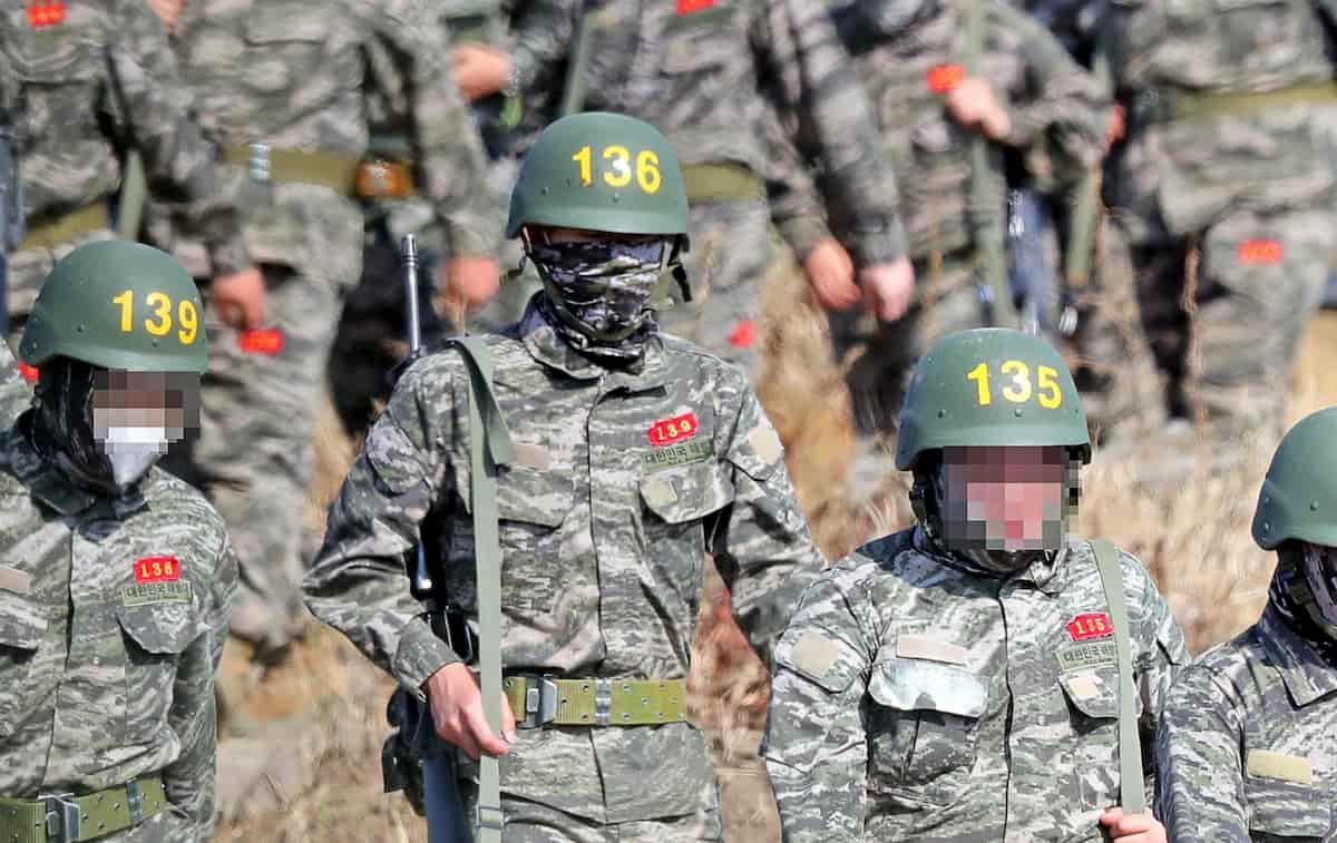 Heung-Min Son, l'attaccante del Tottenham con fucile e mimetica: le foto dell’esercitazione militare