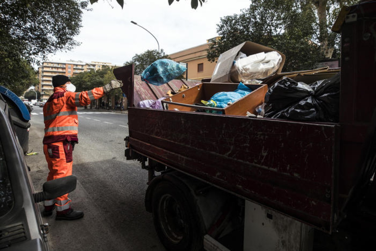 Milione di dollari nella spazzatura: furgoncino lo travolge e lo trova