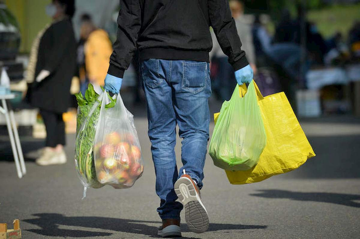 Coronavirus, Antitrust indaga su aumento prezzi di alimentari, detergenti e guanti