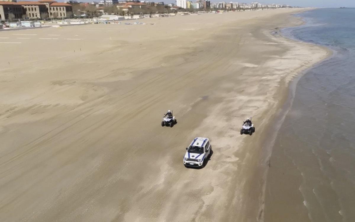 Paola (Cosenza), fanno se**o in spiaggia davanti ai bambini: coppia denunciata