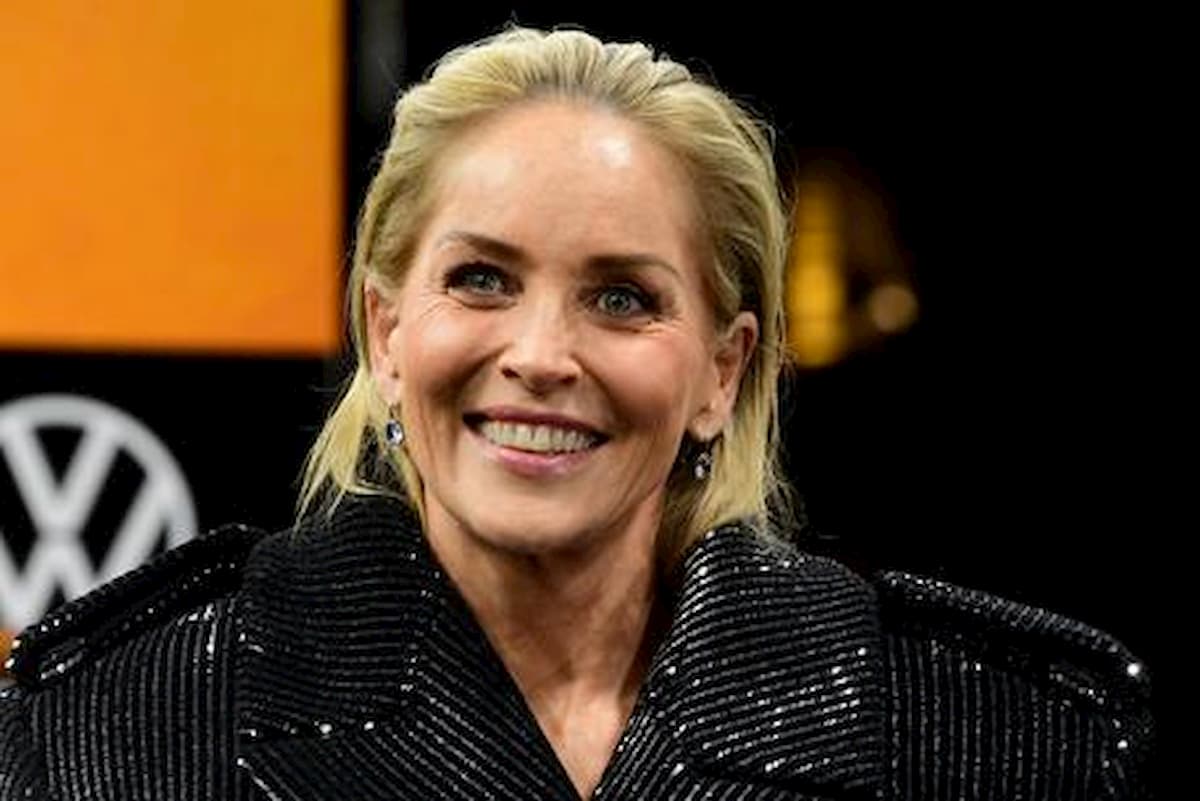 La quarantena di Sharon Stone: "E' la mia vita normale. Ma ogni tanto vado sul balcone e grido come una assassinata"