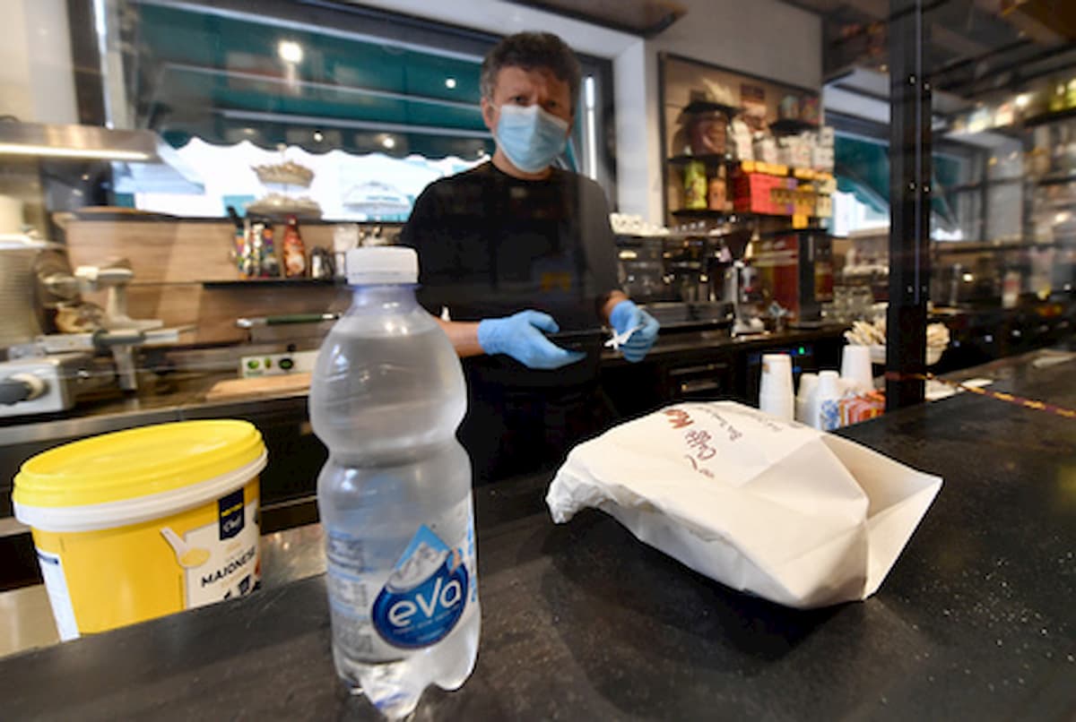 Fase 2 nel Lazio: take away e delivery oltre 21:30. Mascherine e guanti obbligatori, divieto di consumo sul posto