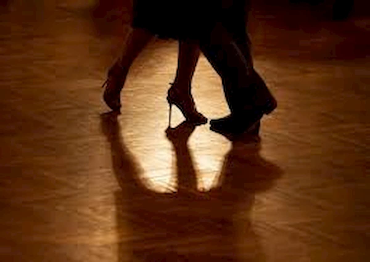 Coronavirus, bloccato a Venezia per la quarantena, ballerino argentino apre una scuola di tango