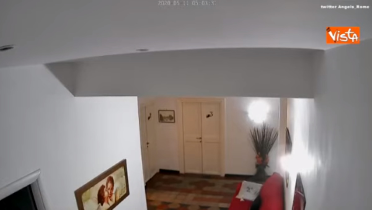 Terremoto Roma video delle telecamere di sicurezza: boato e scossa
