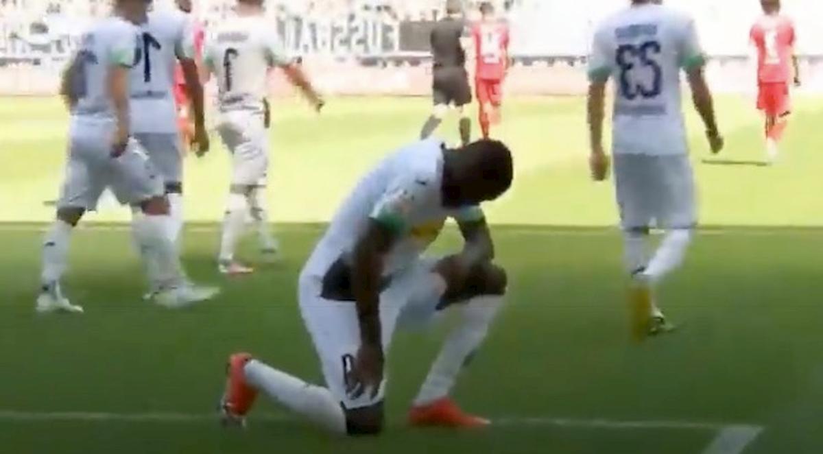 George Floyd, Marcus Thuram gli dedica il gol inginocchiandosi come Colin Kaepernick VIDEO