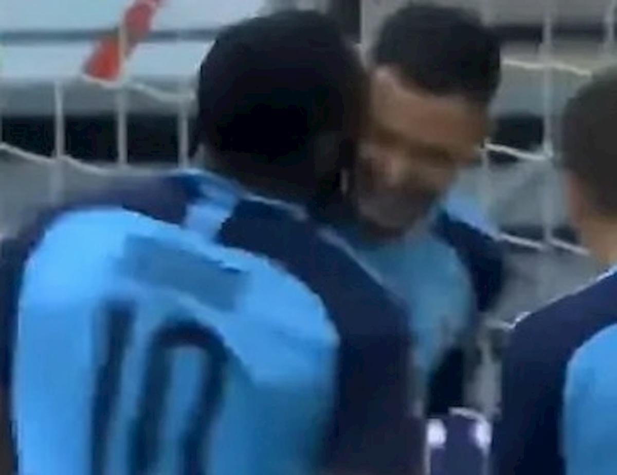 Bundesliga, c'è chi ha violato il protocollo: il bacio di Thuram al compagno di squadra