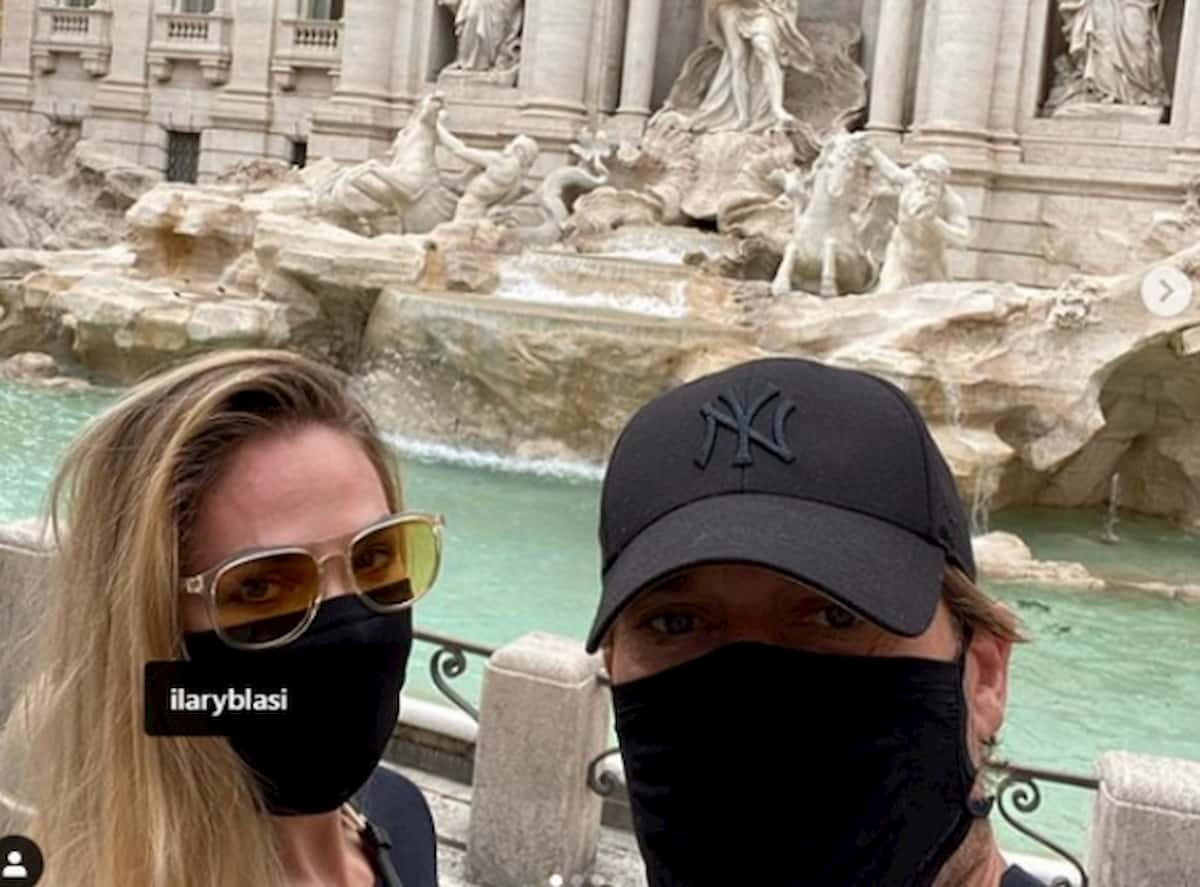 Totti e Ilary Blasi in "incognito" a spasso in centro a Roma. Nessuno li riconosce