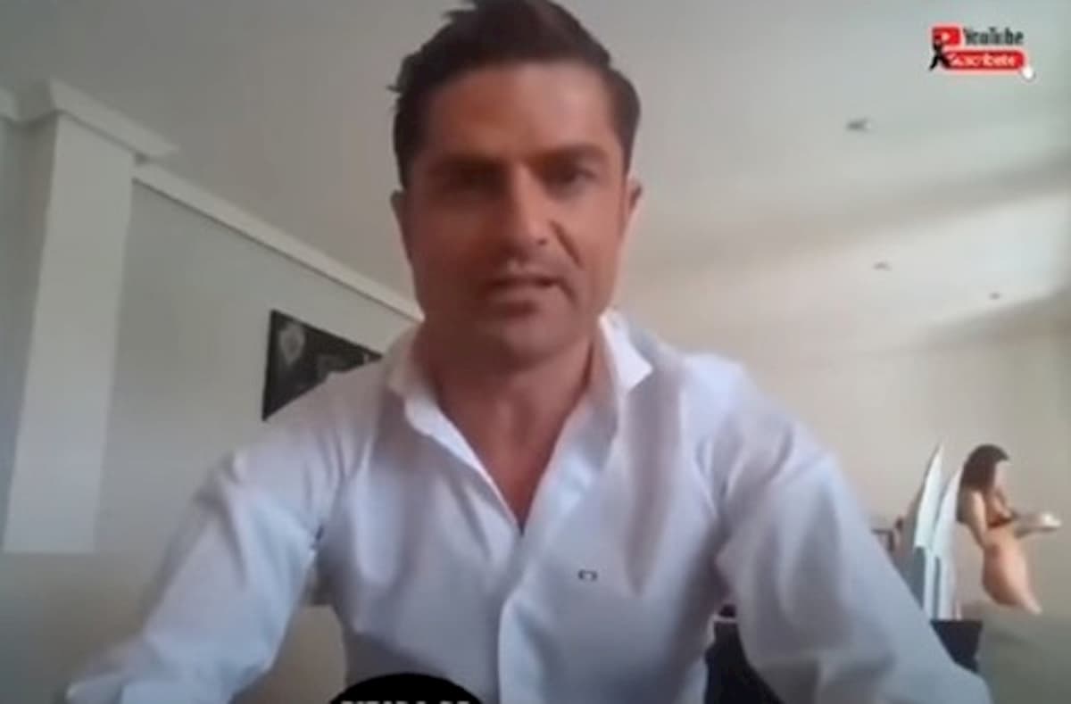 Tradimento del giornalista scoperto in diretta tv, donna senza vestiti (ma non è la compagna) alle sue spalle VIDEO
