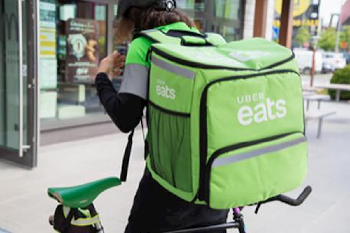 Amica di un'autista Uber Eats urina nel giardino del cliente prima della consegna McDonalds