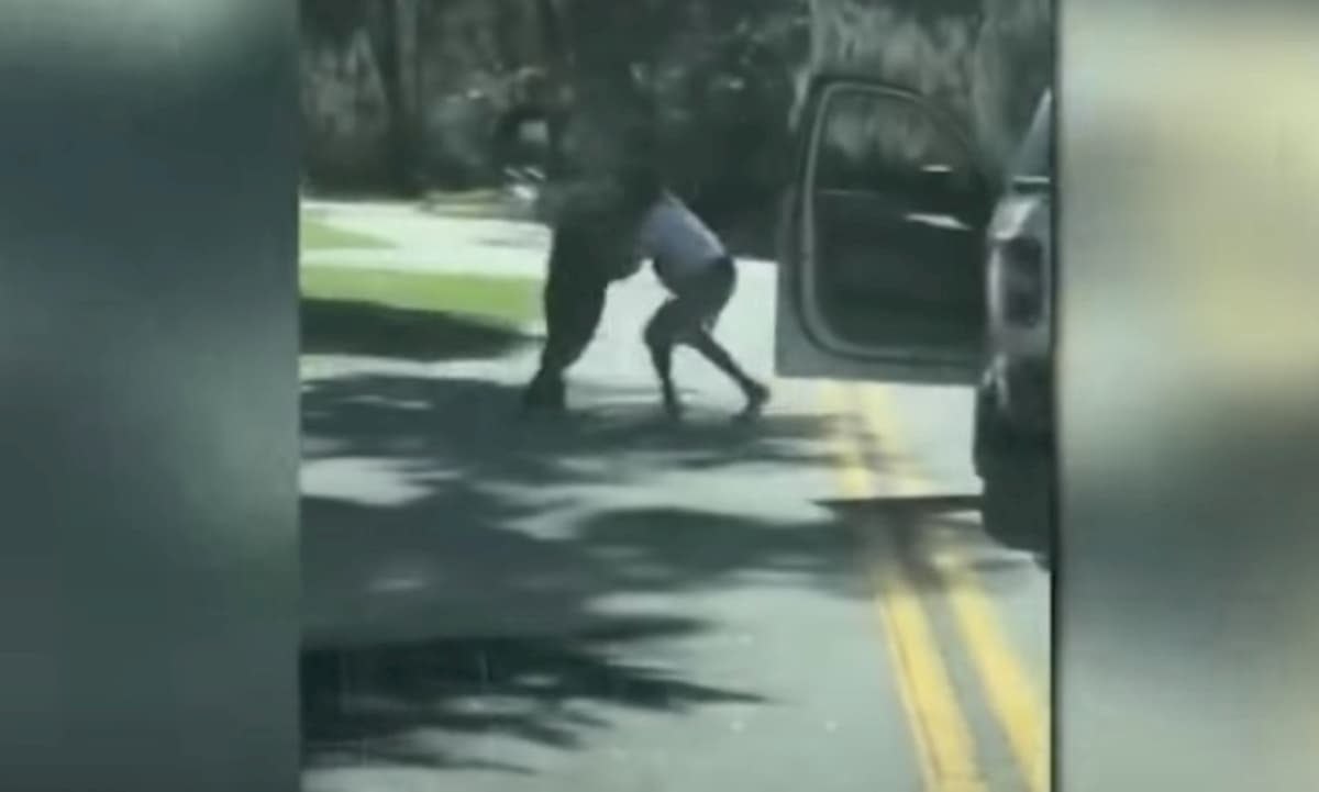 Usa, uccisero un giovane nero che faceva jogging: arrestati ex agente di polizia e figlio VIDEO