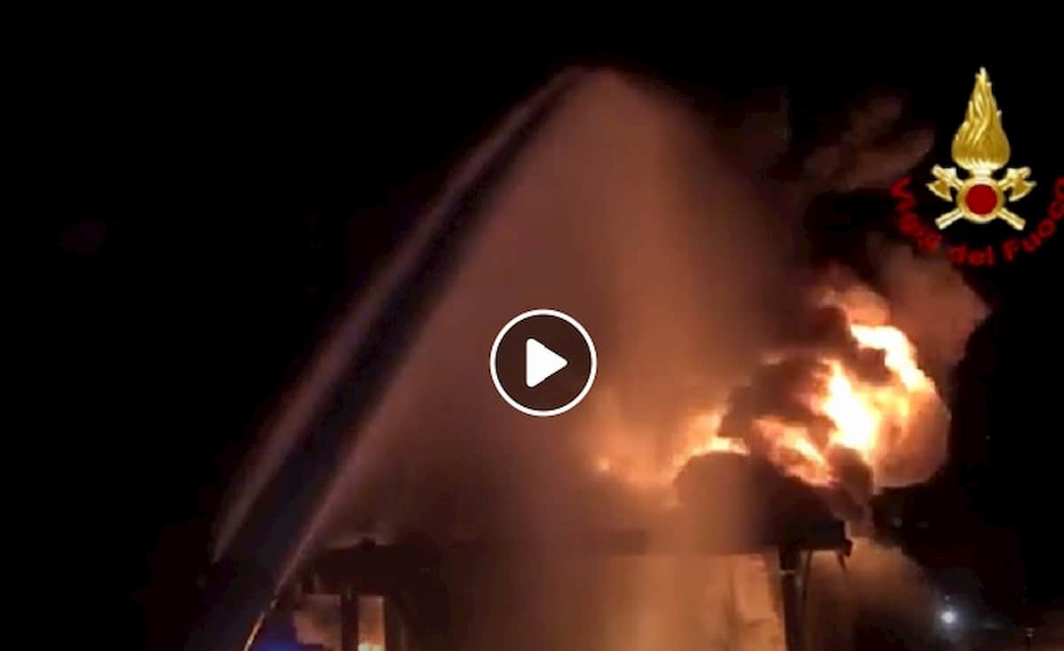 Valbrenta, incendio in un magazzino della Geo&Tex 2000. Allarme nube tossica: "Chiudete le finestre"