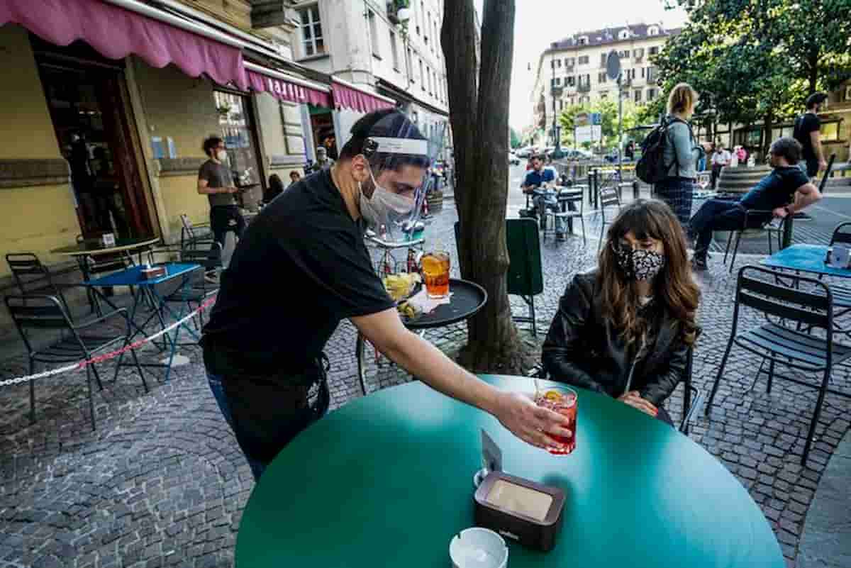 Mercoledì 3 giugno, cosa non si può fare? Abbracci, movida, tavolini fino a notte fonda...