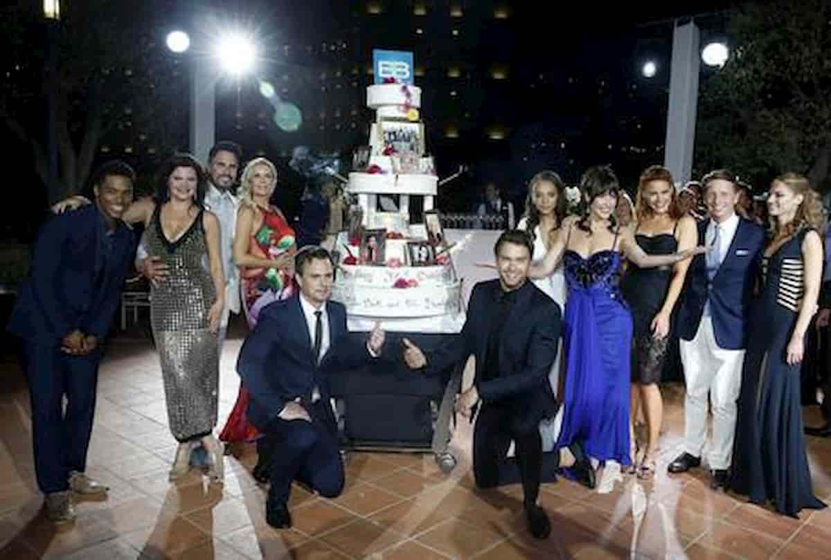 Beautiful, scene romantiche (e di letto) con bambole gonfiabili. Colpa del coronavirus