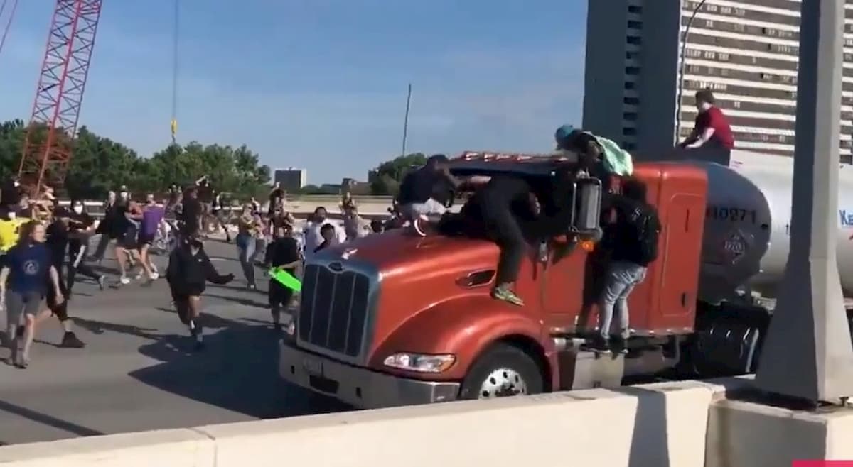Minneapolis, camion cerca di investire folla in marcia: l’autista, pro Trump, picchiato VIDEO