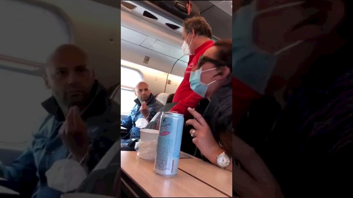 Uomo senza mascherina in treno, donna lo minaccia: "Ti spacco la faccia" VIDEO