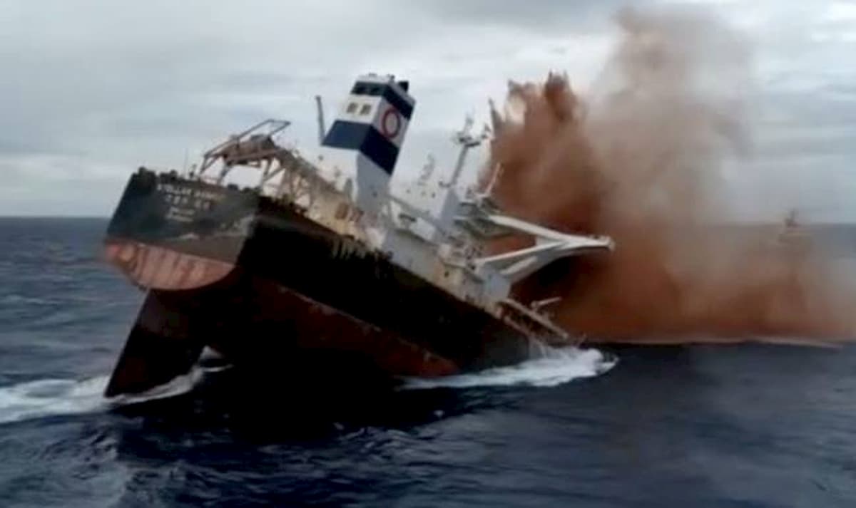 Nave da cargo si inabissa