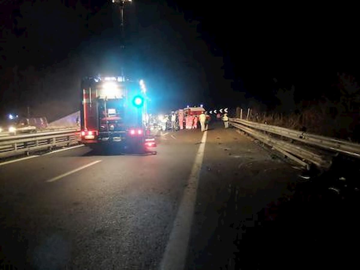 A1, a piedi in autostrada: travolto e ucciso da un'auto tra Orvieto e Fabro