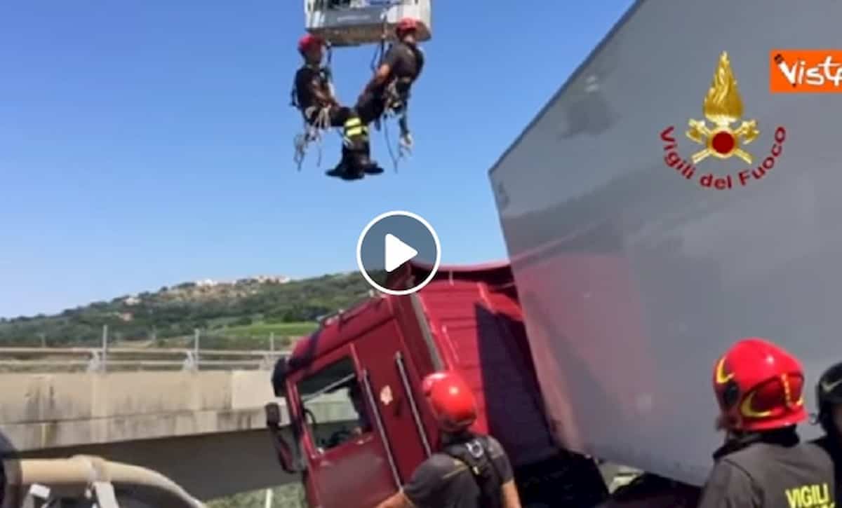 Autostrada A12, tir in bilico sul viadotto: il conducente salvato dai vigili del fuoco VIDEO
