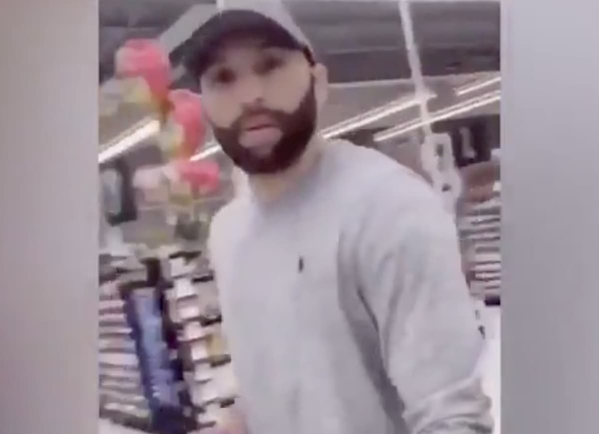 Uno degli agenti che hanno arrestato George Floyd è stato affrontato in un supermercato