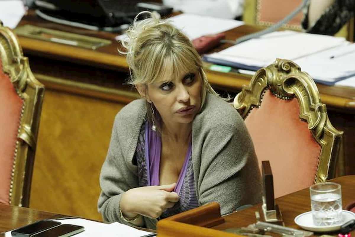 Alessandra Mussolini: nello scatolone di Leroy Merlin un pupazzo a testa in giù e "fascista di m..."