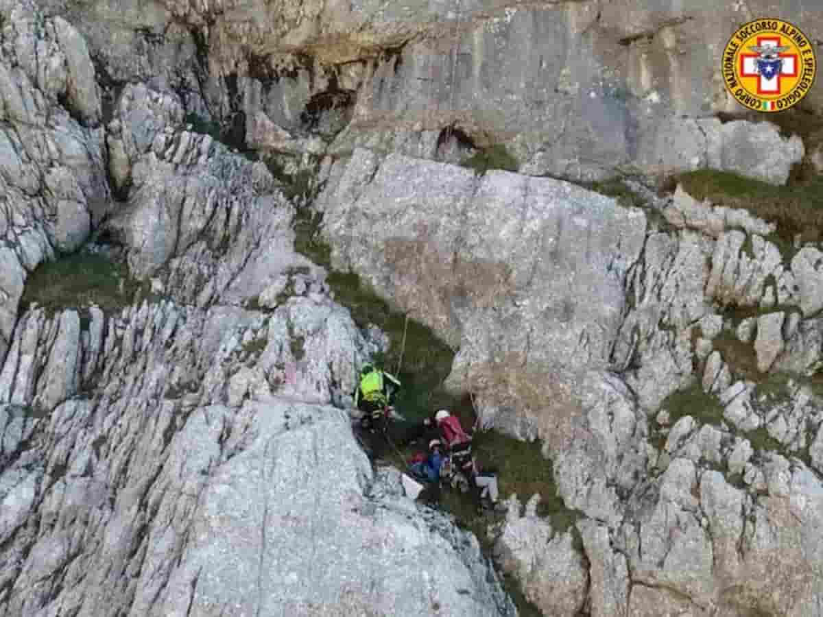 I soccorsi all'alpinista precipitato a Belluno mentre scalava una montagna