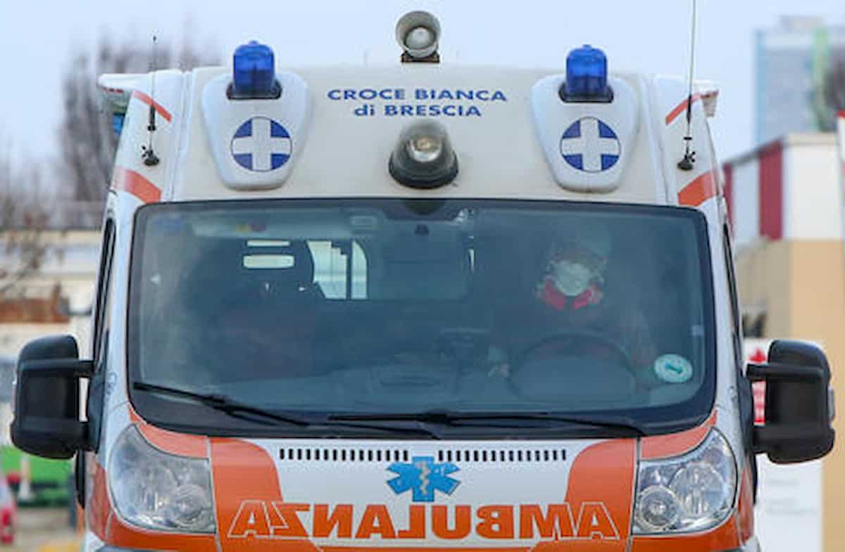 Azzano Mella, schianto frontale tra un'auto e un camion: morto 26enne