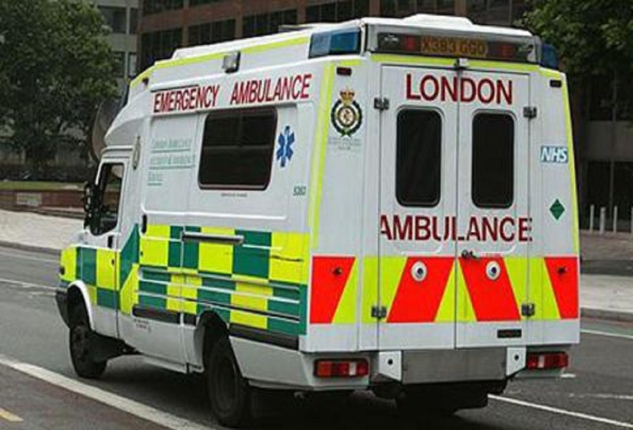 Inghilterra, la folla incita una gang che cosparge di benzina otto poliziotti: “Dategli fuoco”. Foto Ansa