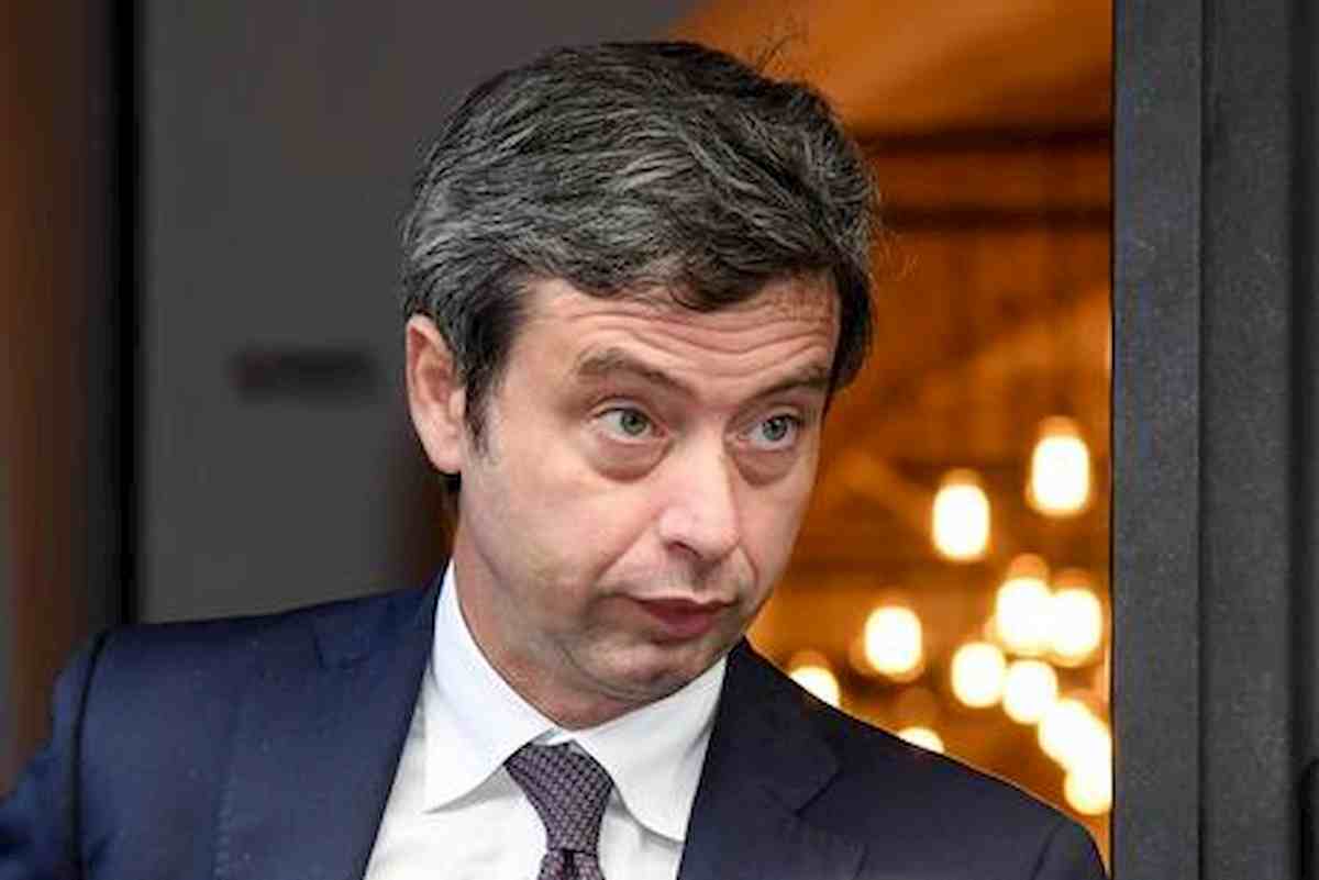 Andrea Orlando: "Sono in quarantena, ho viaggiato in aereo con un malato Covid"