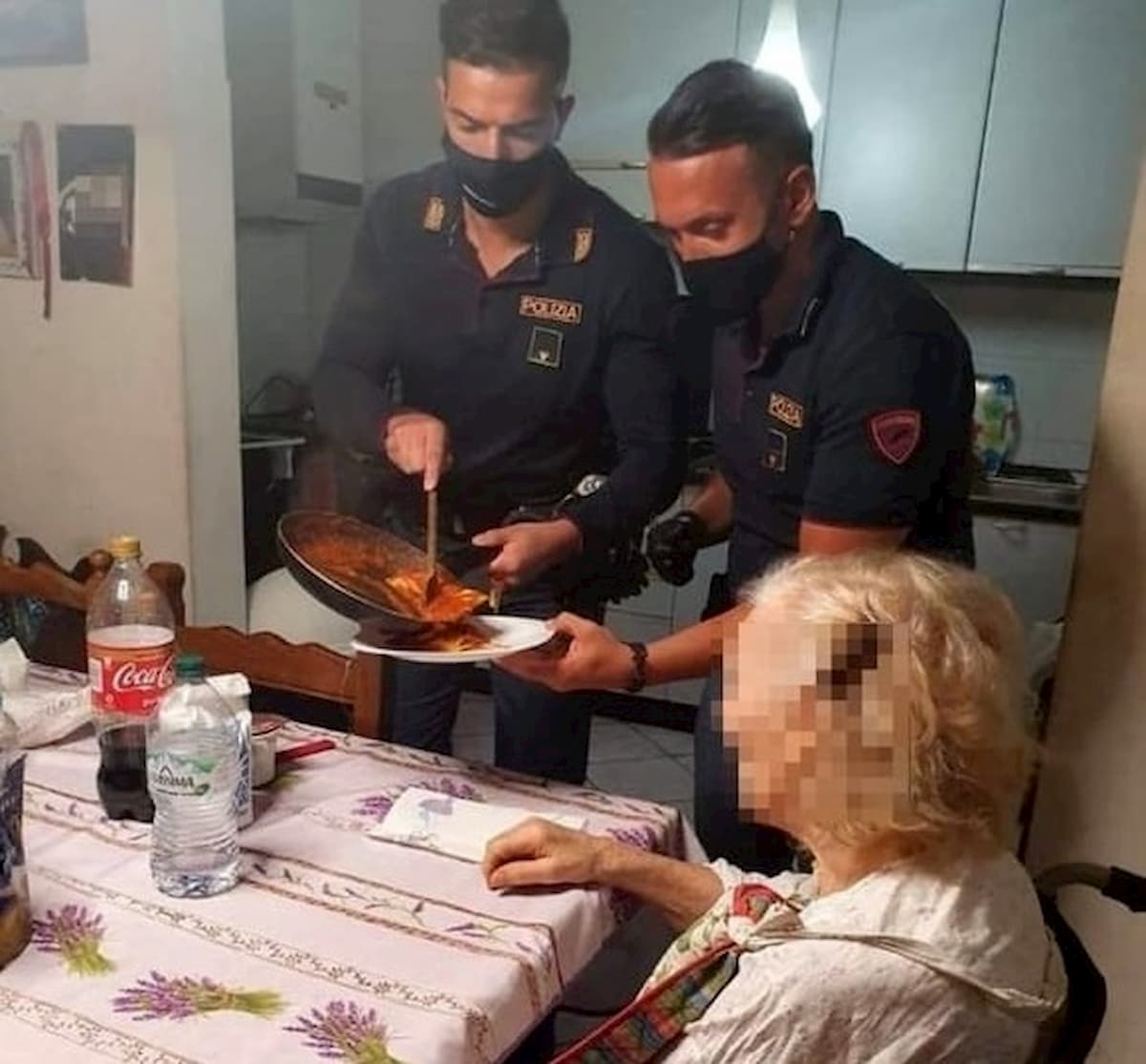 Coverciano, anziana chiama il 113: “Ho fame”. I poliziotti arrivano e le preparano la cena