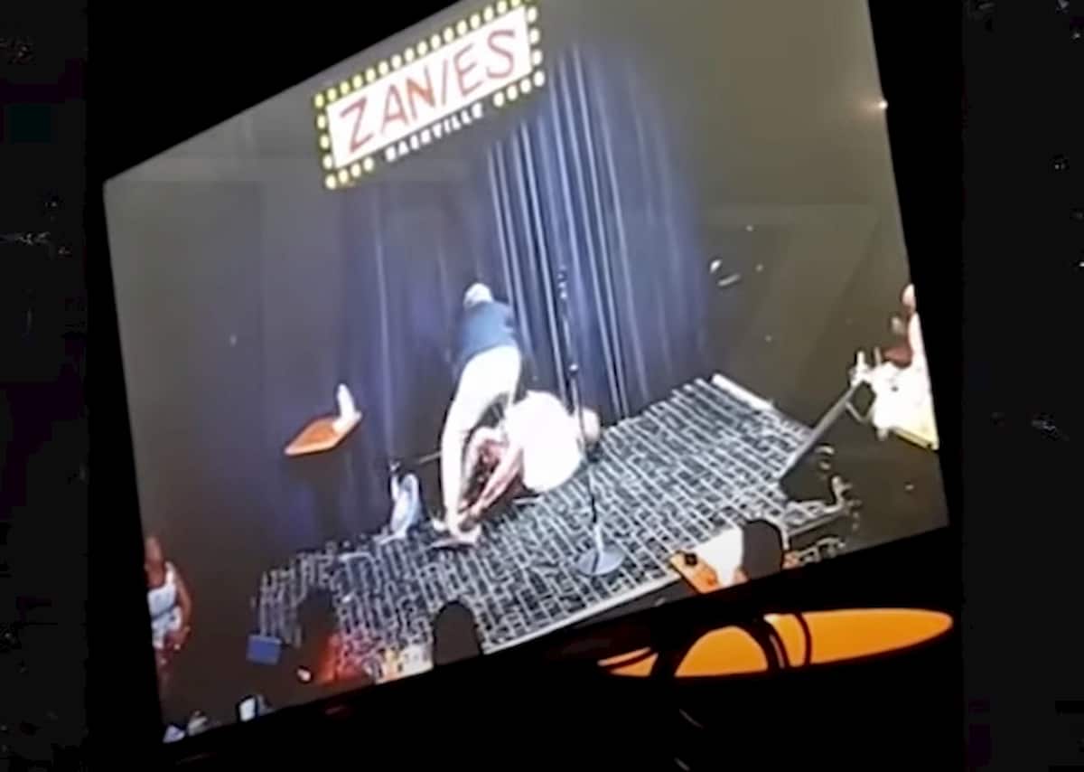 D. L. Hughley sviene sul palco durante uno show