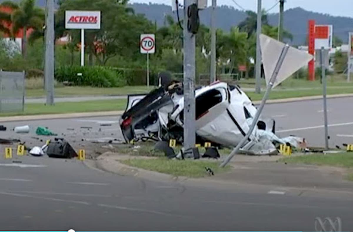 Rubano auto e si schiantano su un palo: morti quattro minorenni, alla guida un 14enne