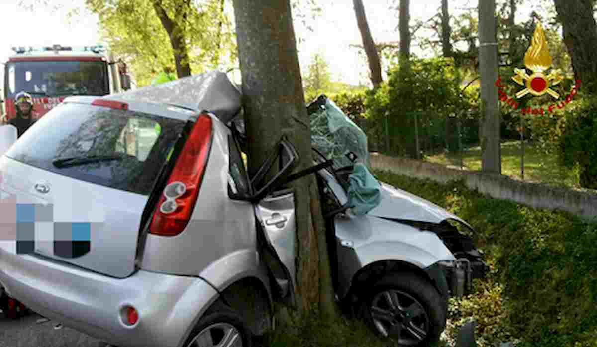 Maser, auto contro albero: Maria Grazia Marcon muore a 69 anni